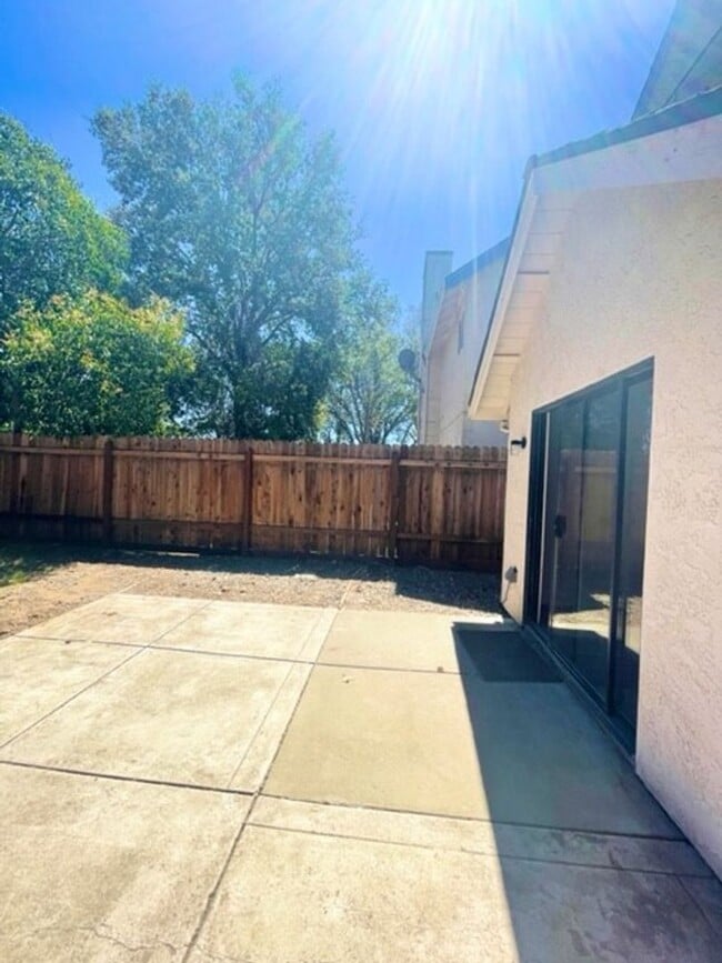 Building Photo - Darling Elk Grove Halfplex!