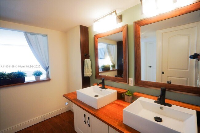 Building Photo - 18031 Biscayne Blvd