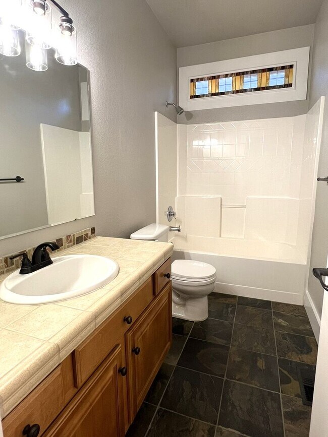 Building Photo - Gorgeous 4 bed 3 bath home in Meridian, ju...