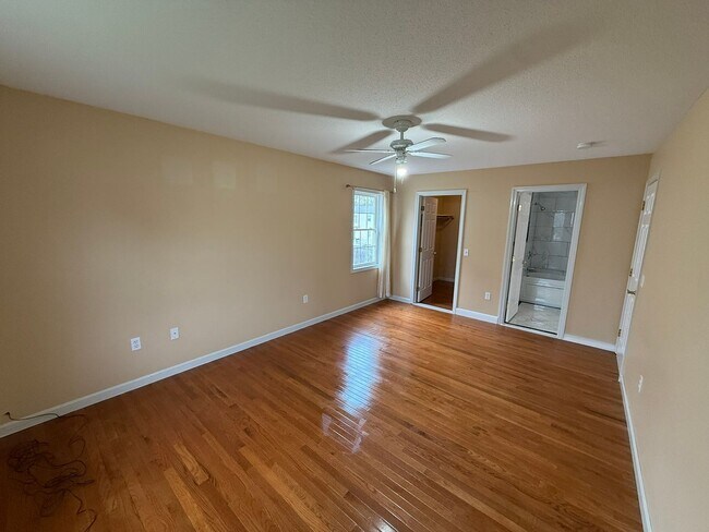 Building Photo - Three Bedroom, Single Family Home Located in Springfield's Pine Point Neighborhood!