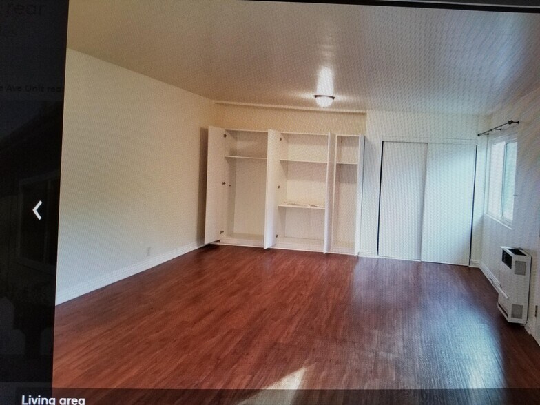 Large living Areas with closets - 1914 Granville Ave