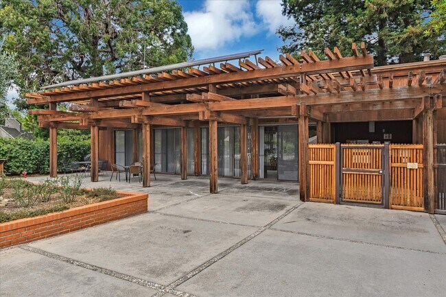 Building Photo - 31 Farm Rd