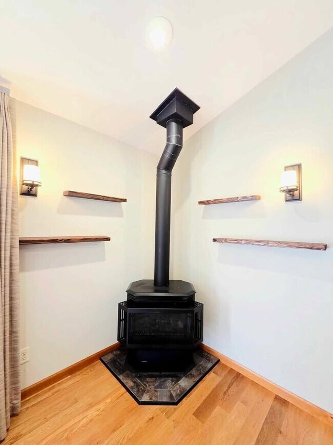 Building Photo - Gorgeous 4 Bed, 3 Bath Home w/ STUNNING RI...