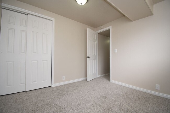 Building Photo - Comfortable Kearns 4-Bed Home with Spacious layout & Private Yard