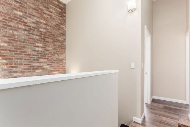 Building Photo - 1363 Summit St