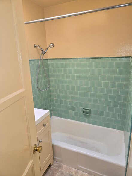 Building Photo - 5533 Thornburn St