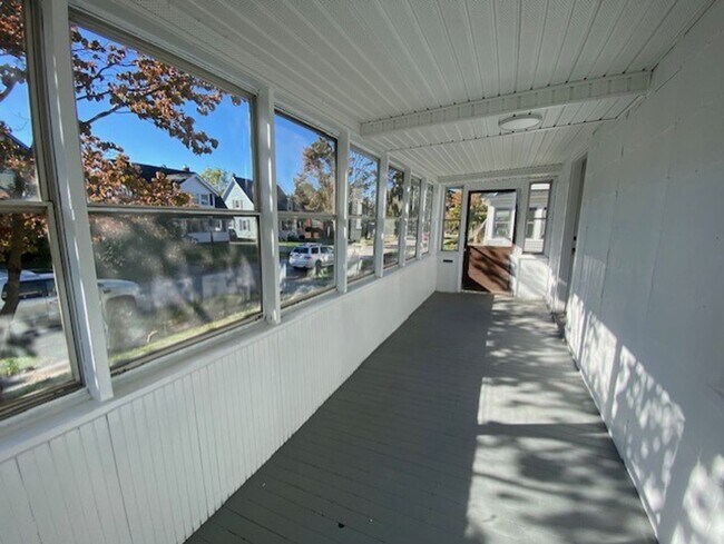Building Photo - Bright 3BR / 2 Bath Bungalow Near Parks & Transit