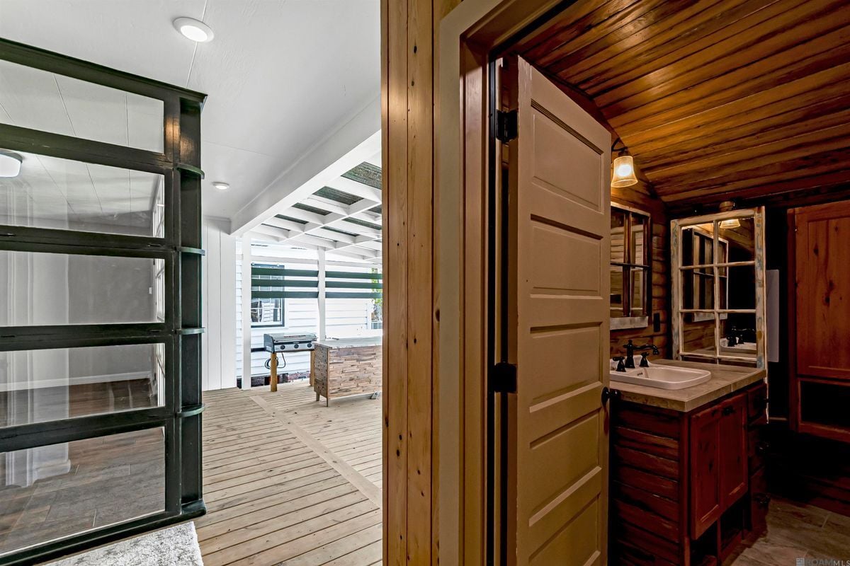 Building Photo - 222 E Sanders St