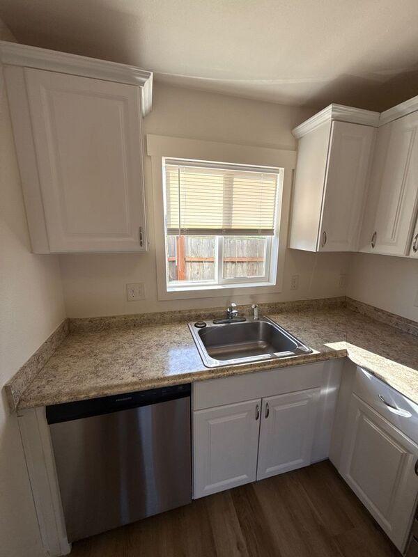 Building Photo - 3357 Portland Rd NE