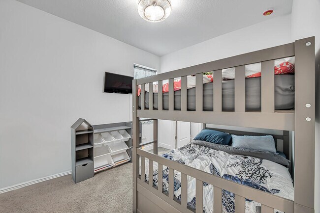 Building Photo - 930 SW Pr Ave