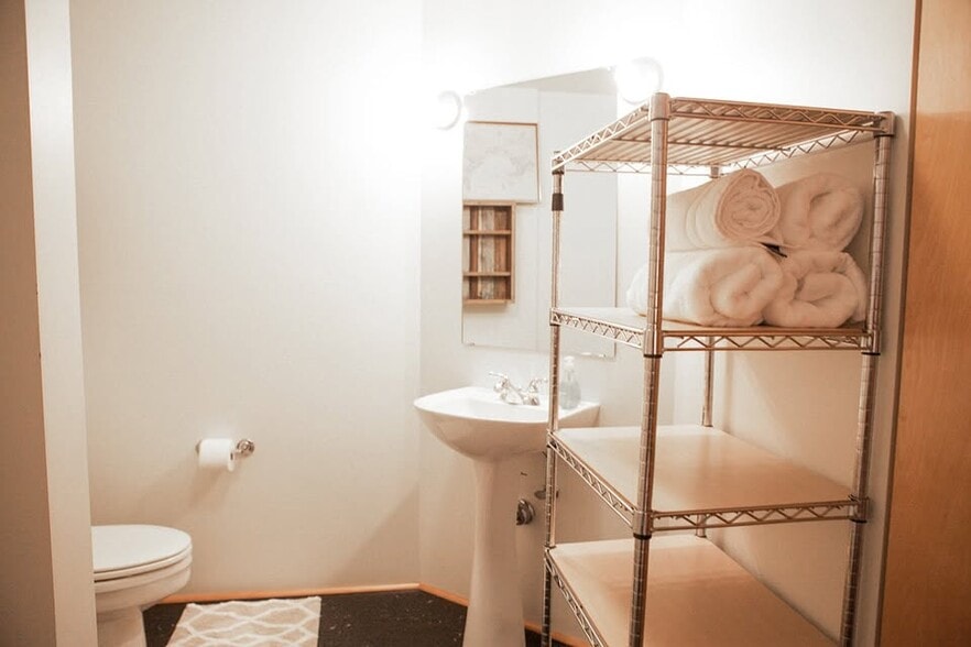 Building Photo - 1420 NW Lovejoy St