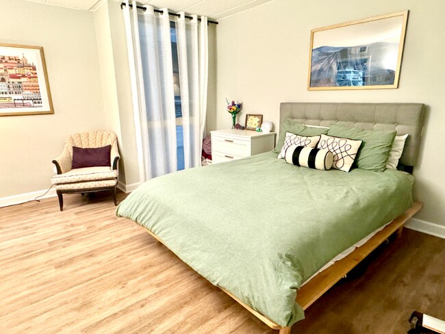 Building Photo - 651 W Sheridan Rd