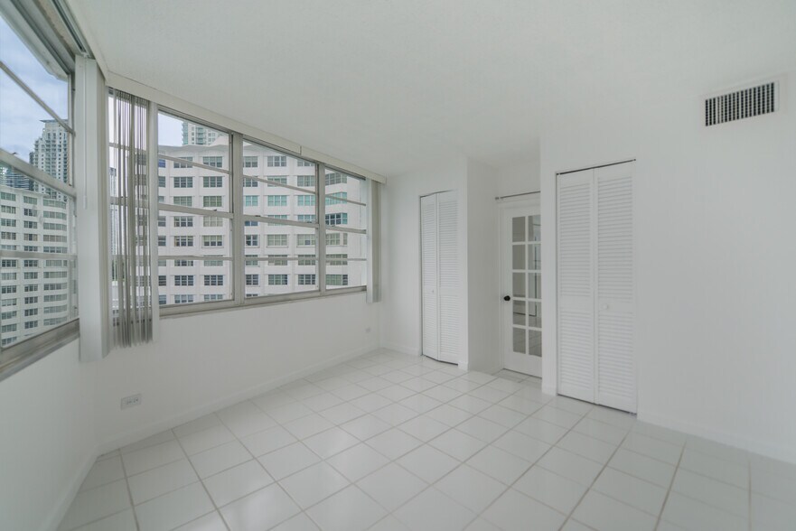Building Photo - 801 Brickell Bay Dr