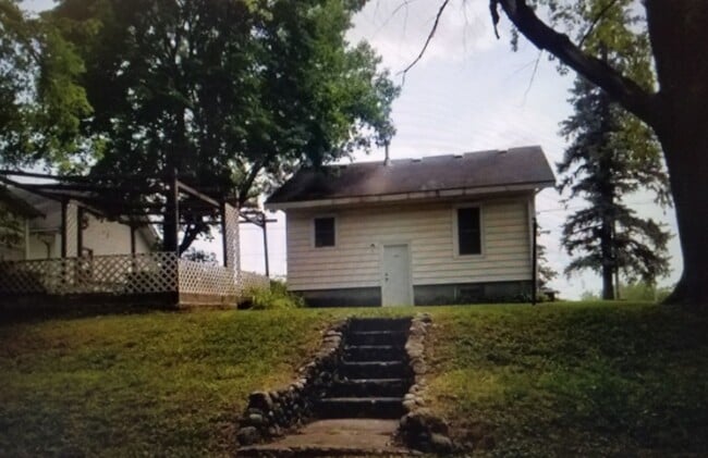 Building Photo - 2 bedroom 1 bath house