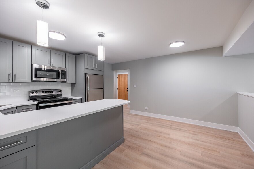 Building Photo - 1225 N La Salle Dr