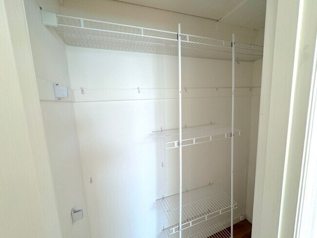 Building Photo - Marina: Bright Top Floor 1 Bed 1 Bath with...
