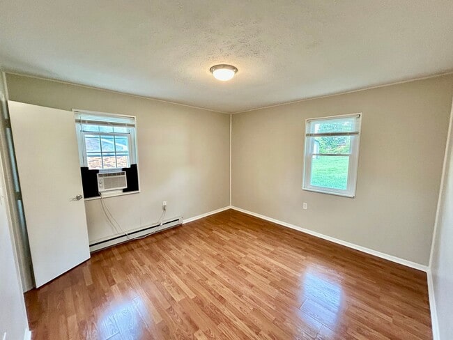 Building Photo - Spacious 2-Bed 1-Bath in Mount Sterling!