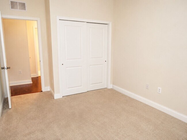 Building Photo - Spacious 2-Bedroom, 2-Bath Condo in Graduate Hospital with Thoughtful Layout