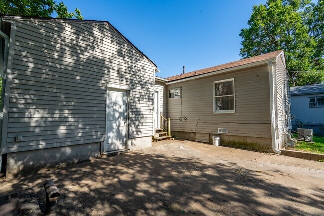 Building Photo - 3 Bed / 1 Bath in Tulsa!