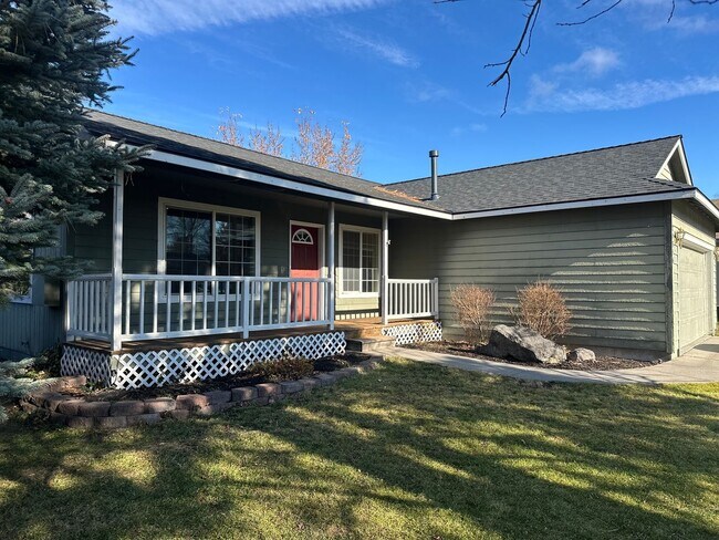 Building Photo - Ranch Style Home in NE Bend!  Fenced in backyard!
