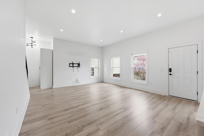 Building Photo - 1102 Summit St