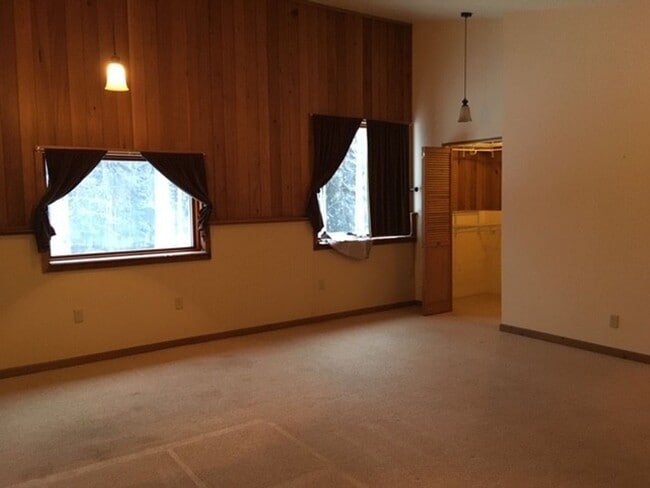 Building Photo - 2 Bed / 1 Bath Dog Friendly Home