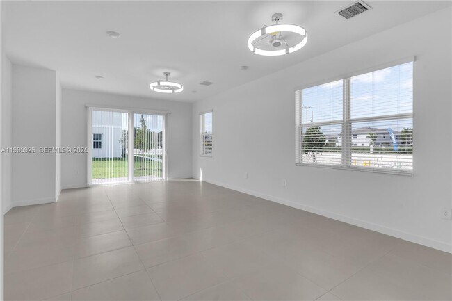 Building Photo - 615 NE 1st Ave