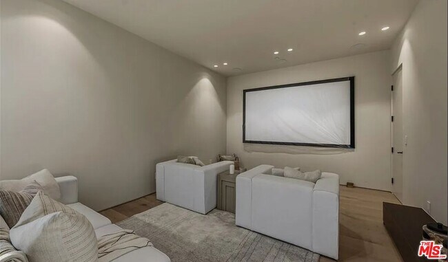Building Photo - 4900 Valjean Ave