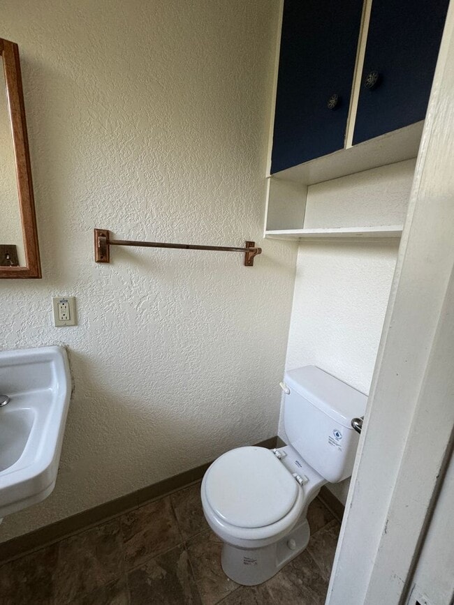 Building Photo - 4 bed/1.5 bath House with large backyard