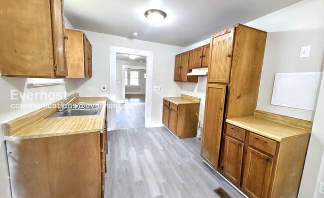 Building Photo - Limited Time Special Offer - Split your security deposit payment.  3 Bed/1 Bath Home with Fenced ...