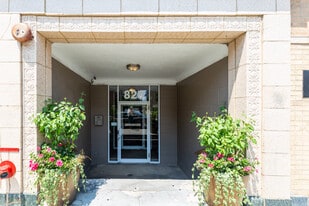 Building Photo - 828 W. Fullerton