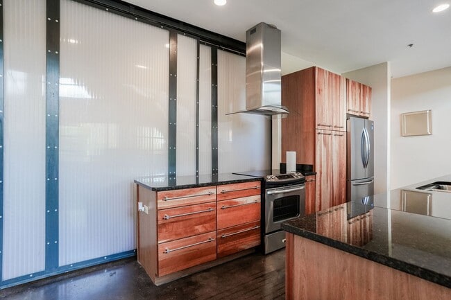 Building Photo - Fully Furnished 2-Level Condo for Traveling Nurses | 1,549 Sq Ft | Private Parking | Shared Living