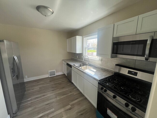 Building Photo - Fully Remodeled 2 Bedroom 1.5 Bathroom House in Moline