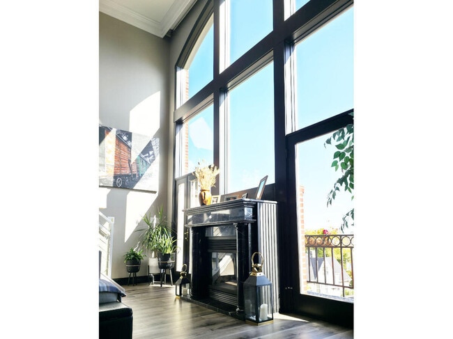 Building Photo - 1515 N Van Buren St