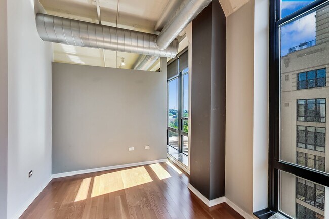 Building Photo - SW CORNER 2 BED / 2 BATH CONDO IN UNIVERSI...