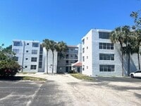 Building Photo - 9450 Live Oak Pl