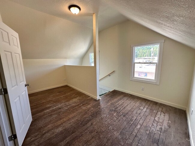 Building Photo - Large 4 Bedroom Apartment in Canyonville
