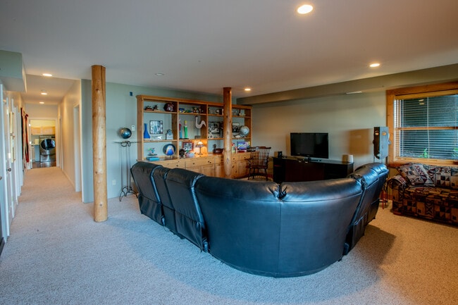 Building Photo - 6764 Kitson Dr NE