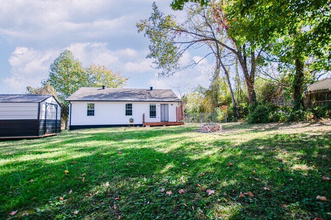 Building Photo - Pet Friendly Three Bedroom!