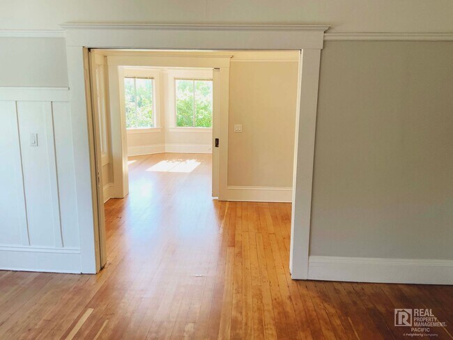 Building Photo - Spacious 4 Bedroom / 1.5 Bath near UC Campus