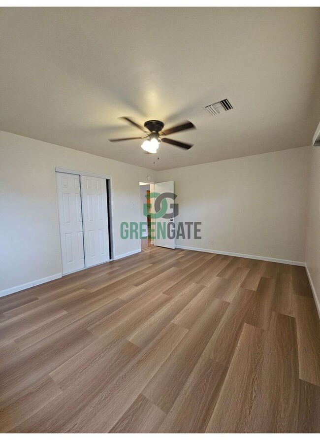 Building Photo - 2 Bedroom 1 Bath Duplex Available NOW in M...