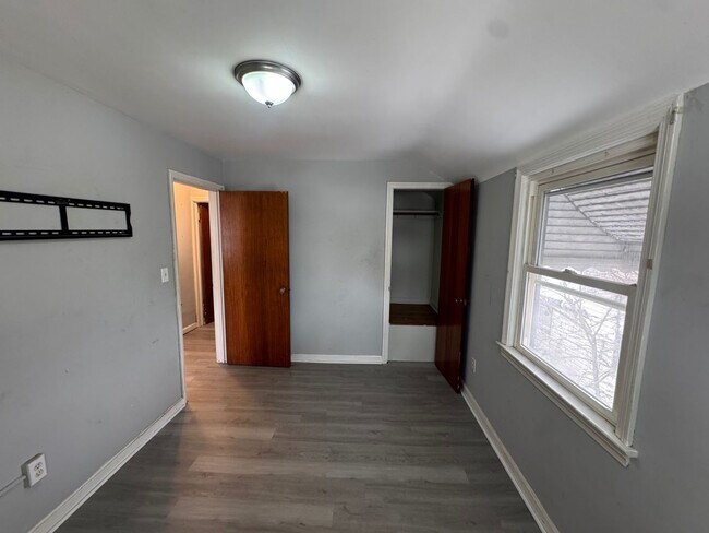 Building Photo - Charming 3-Bedroom Property in Prime Location