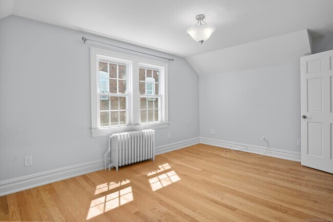 Building Photo - 60 Pemberwick Rd