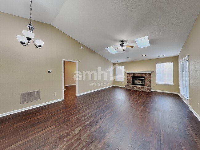 Building Photo - 220 Longview Bend