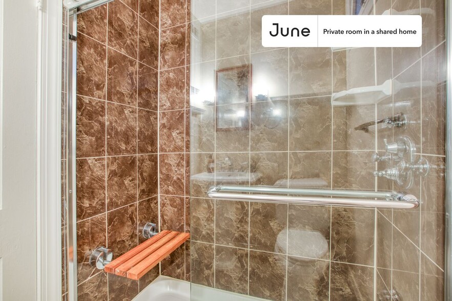 Building Photo - Private bedroom in 3 bed/2 bath Home
