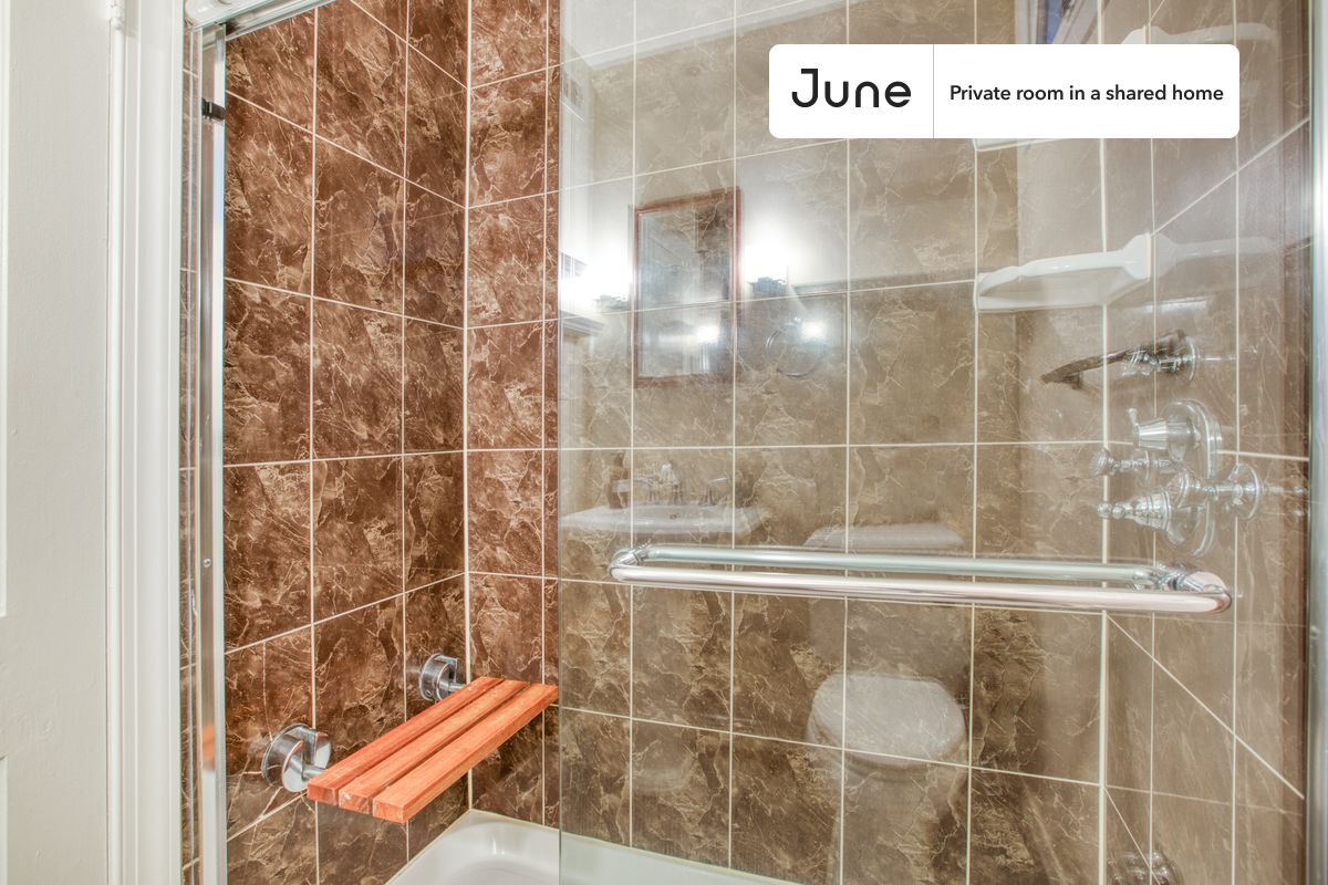 Building Photo - Private bedroom in 3 bed/2 bath Home