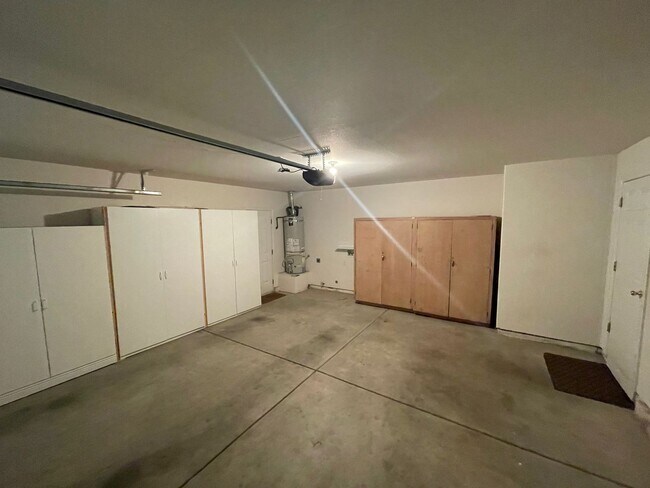 Building Photo - Large 3 Bed 2 Bath Home With Fenced Backyard and Private Garage!