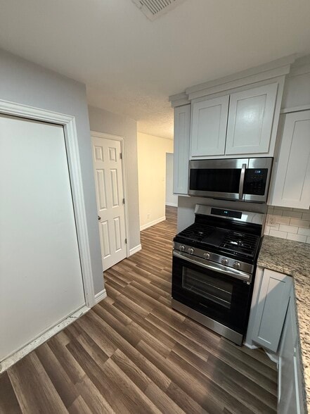 Kitchen - 5320 W Groves Cir