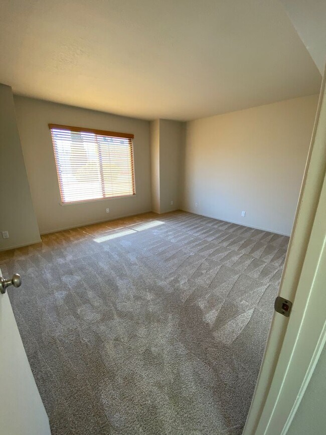 Building Photo - $4900-  Mountain View Townhouse-2 bedroom 2.5 bath.