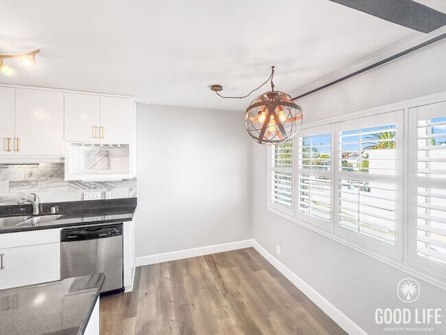 Building Photo - Stunning 1BD/1BA W/ Updated Kitchen and Re...